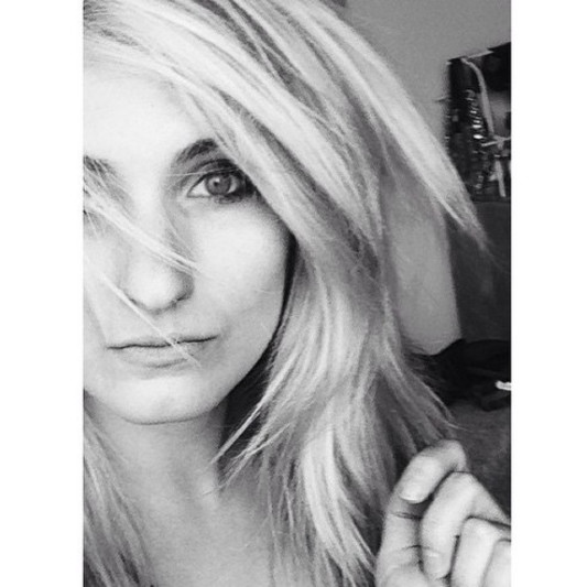 FEMALE SINGER/SONGWRITER on SoundBetter