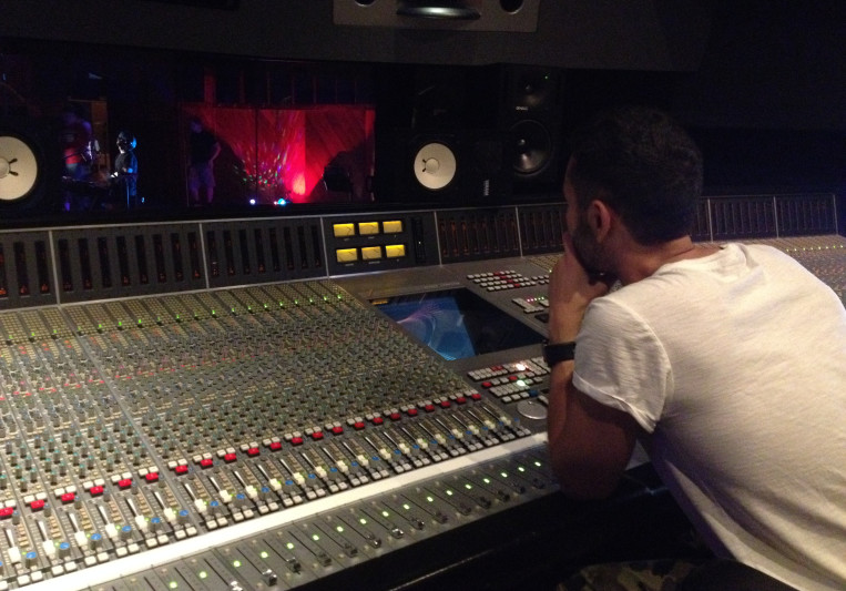 (MIXING ENGINEER) on SoundBetter