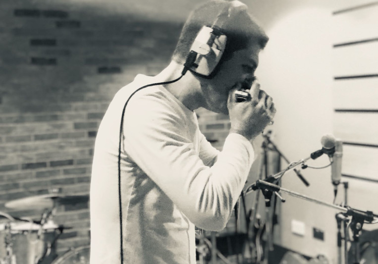 Session Harmonica / Guitar on SoundBetter