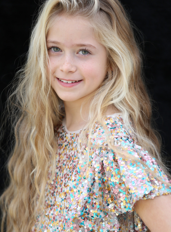Mia W | Child model | Source Models model agency | 214705