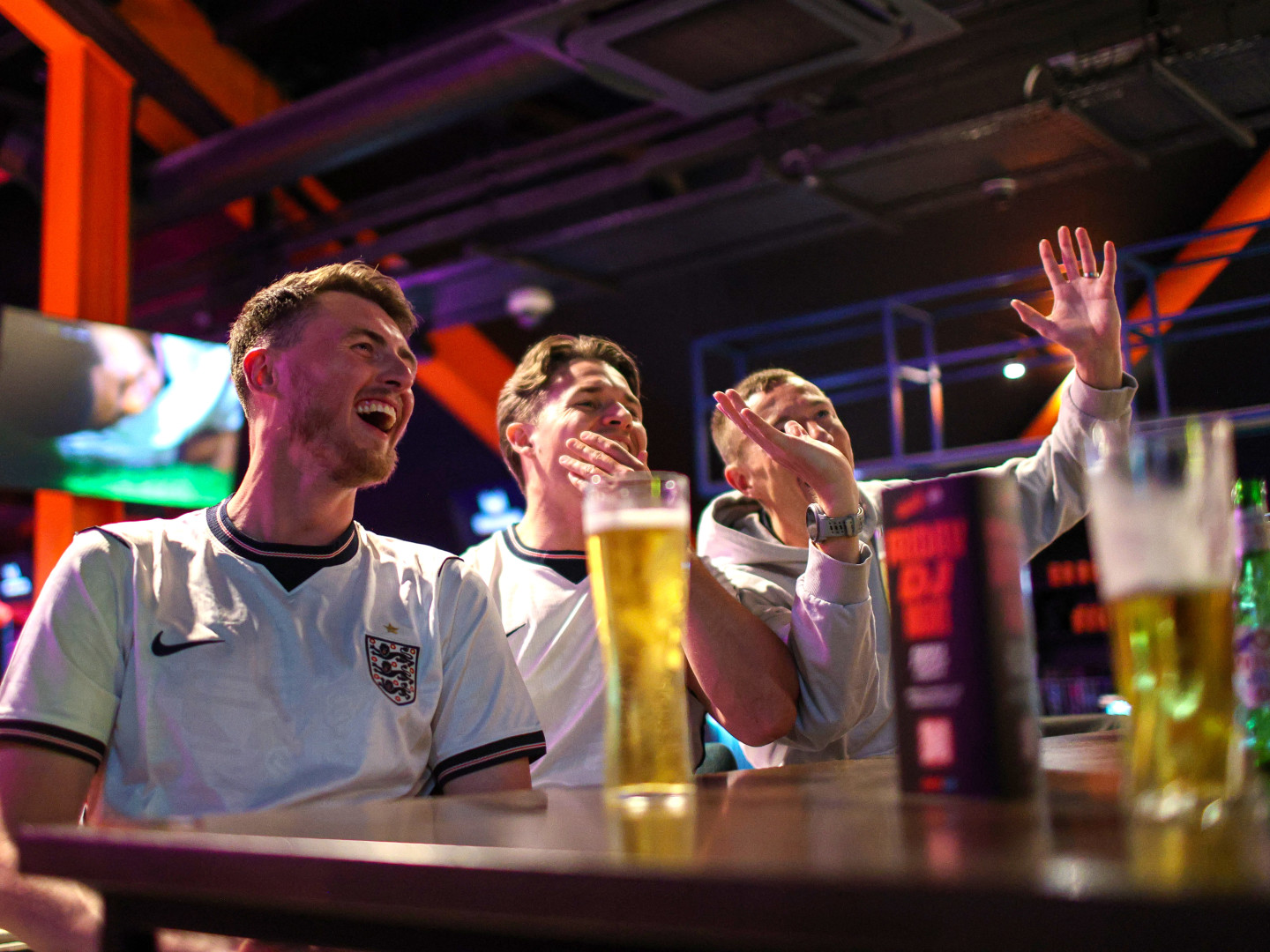 CM_England_fans_watch_Croatia_game_064_u5v3wq