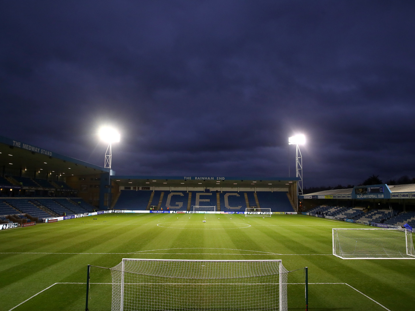 2023-24/Other/Stadiums/Gillingham_Priestfield_Stadium_Night_rnmnqo