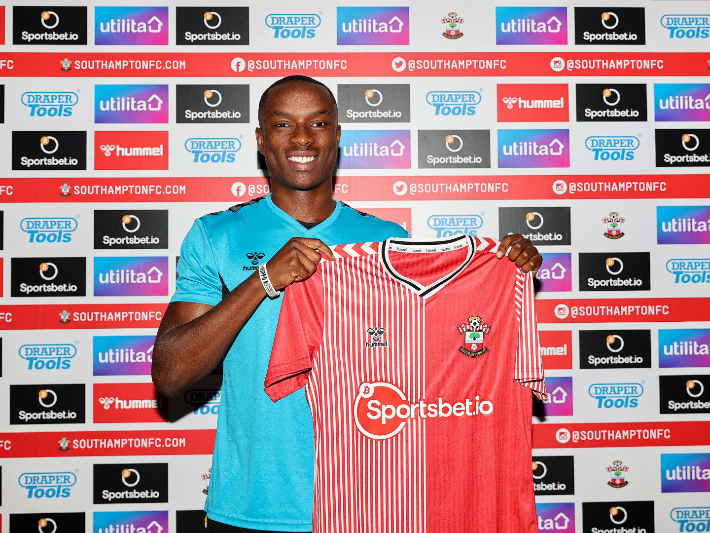 2023-24/U21s/Signings/Derrick Abu/20230704_Derrick_Abu_signing_003_snmnyr