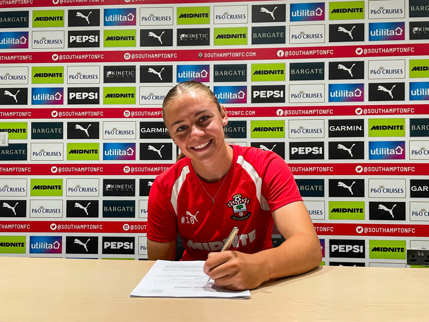 2026-27/Womens/Signings/Freya Jupp/Freya_Jupp_signing_003_wyuagr