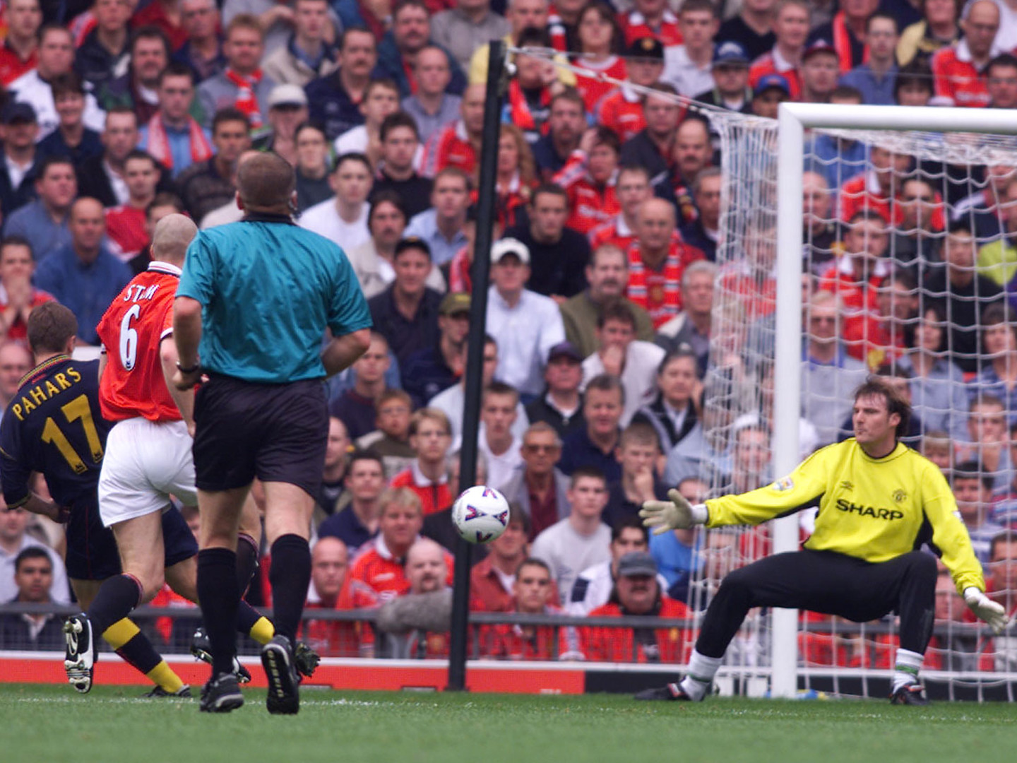 Archive/Marian_Pahars_Manchester_United_zsagsn