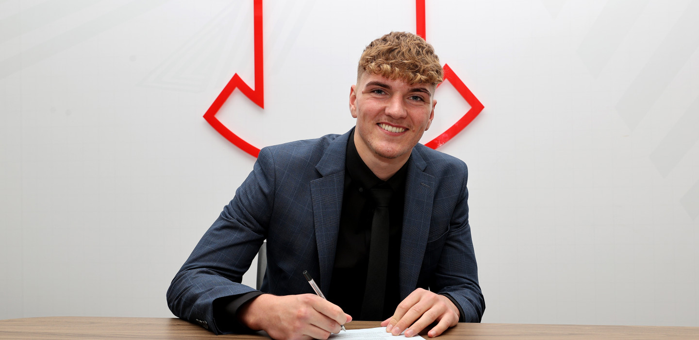 2023-24/U18s/Signings/Josh Jeffries/20240123_Josh_Jeffries_signing_002_dzhmc5