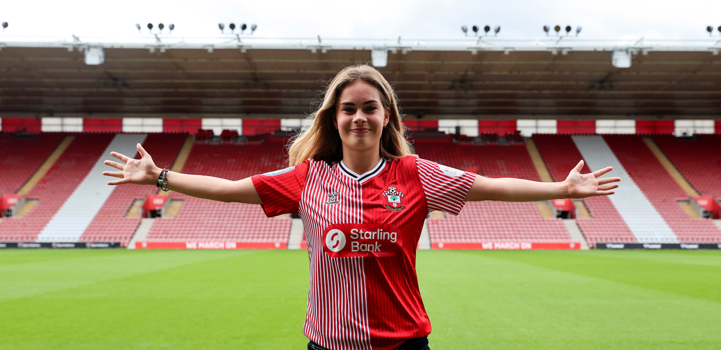 2023-24/Women's Team/Signings/Izzy Milne/20230806_Izzy_Milne_Signing_031_rwkrbz