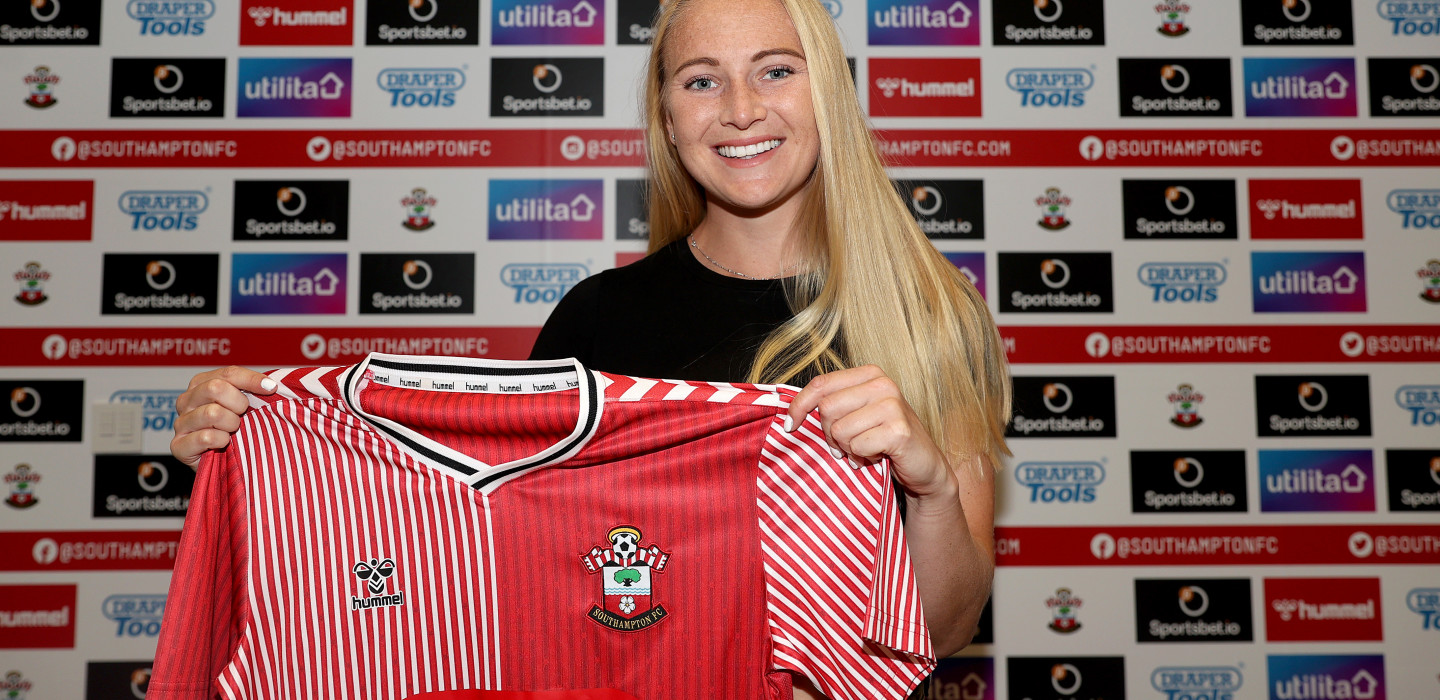 2023-24/Women's Team/Signings/Jemma Purfield/20230721_Jemma_Purfield_signing_003_ieldxi