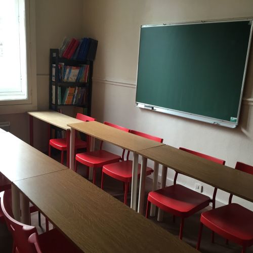 Petite Salle De Classe Pour 12 Eleves Avec Tableau Salle De Reunion Paris Space You