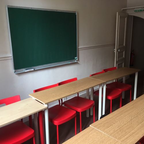 Petite Salle De Classe Pour 12 Eleves Avec Tableau Salle De Reunion Paris Space You