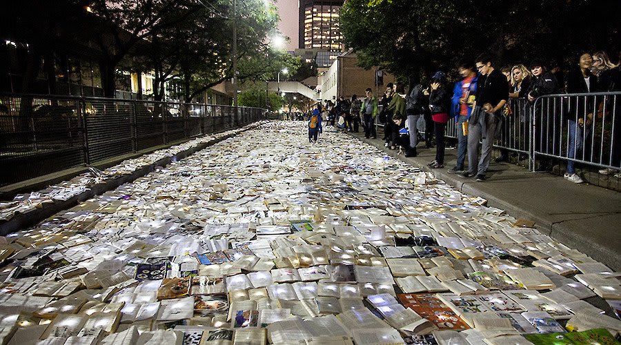 Luzinterruptus: Literature vs. Traffic