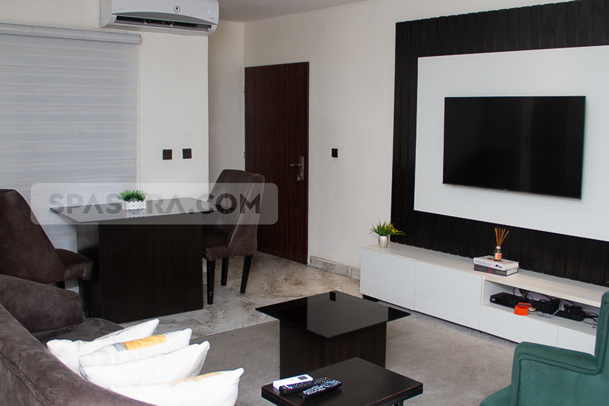 This Tastefully furnished 2 bed