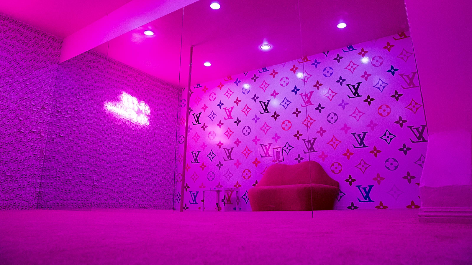 Pink Retro Money Louis Vuitton Room