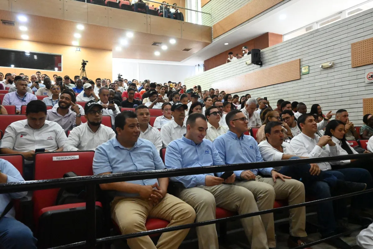 Público asistente llenando un auditorio en Urabá
