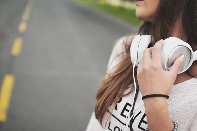 Easy Guide: How to Listen to Music on a Motorcycle - Sporty Journal 1 listening to music while riding motorcycle