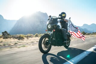 How to Mount a Big Flag on a Motorcycle | Sporty Journal 1 Mounting a Big Flag on Motorcycle Easily