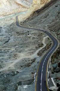 File:The Mighty Karakoram Highway 01.jpg - Wikimedia Commons