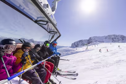 Moni met kinderen op de skilift