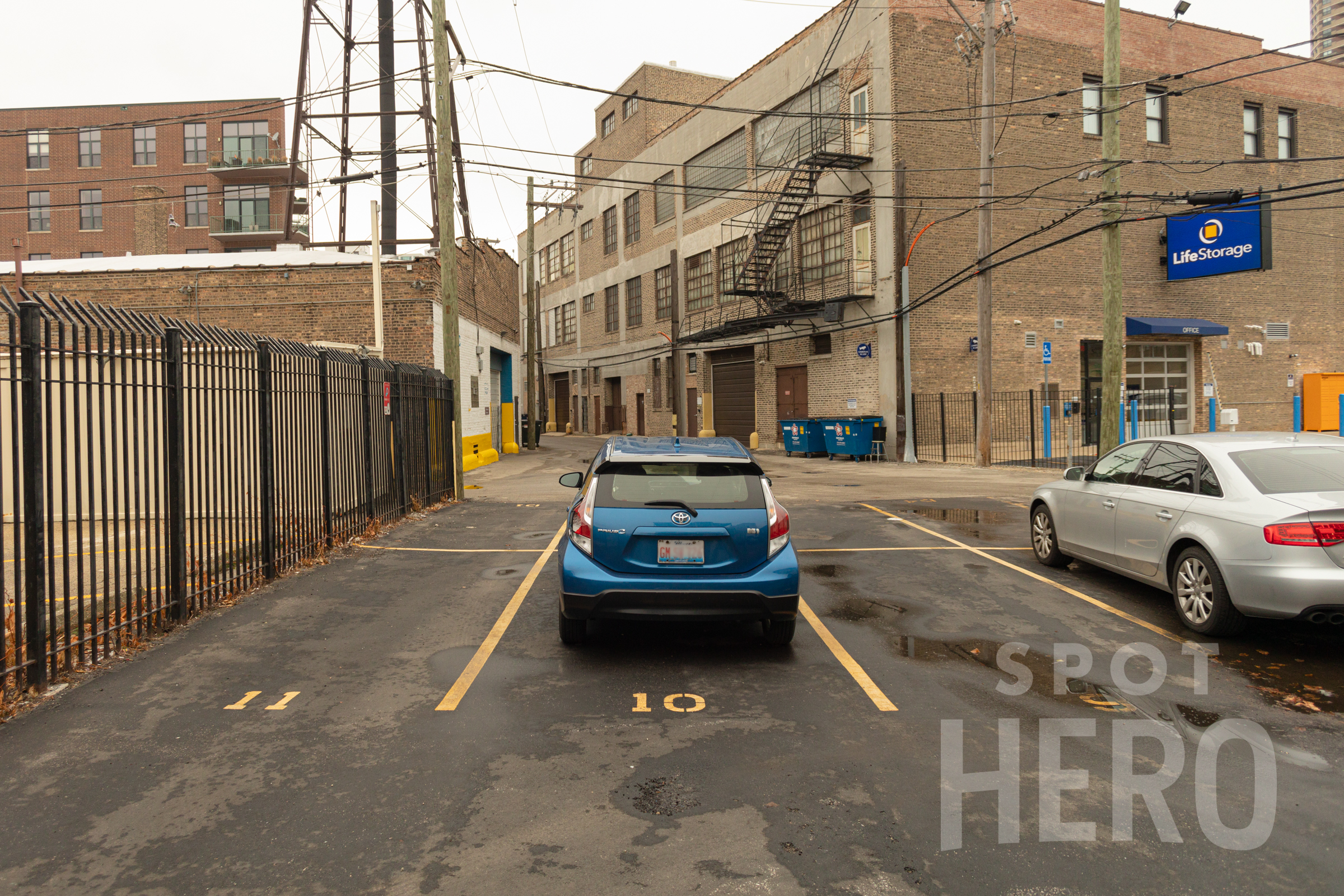 Photo of 726 W Addison St. - Spot #10
