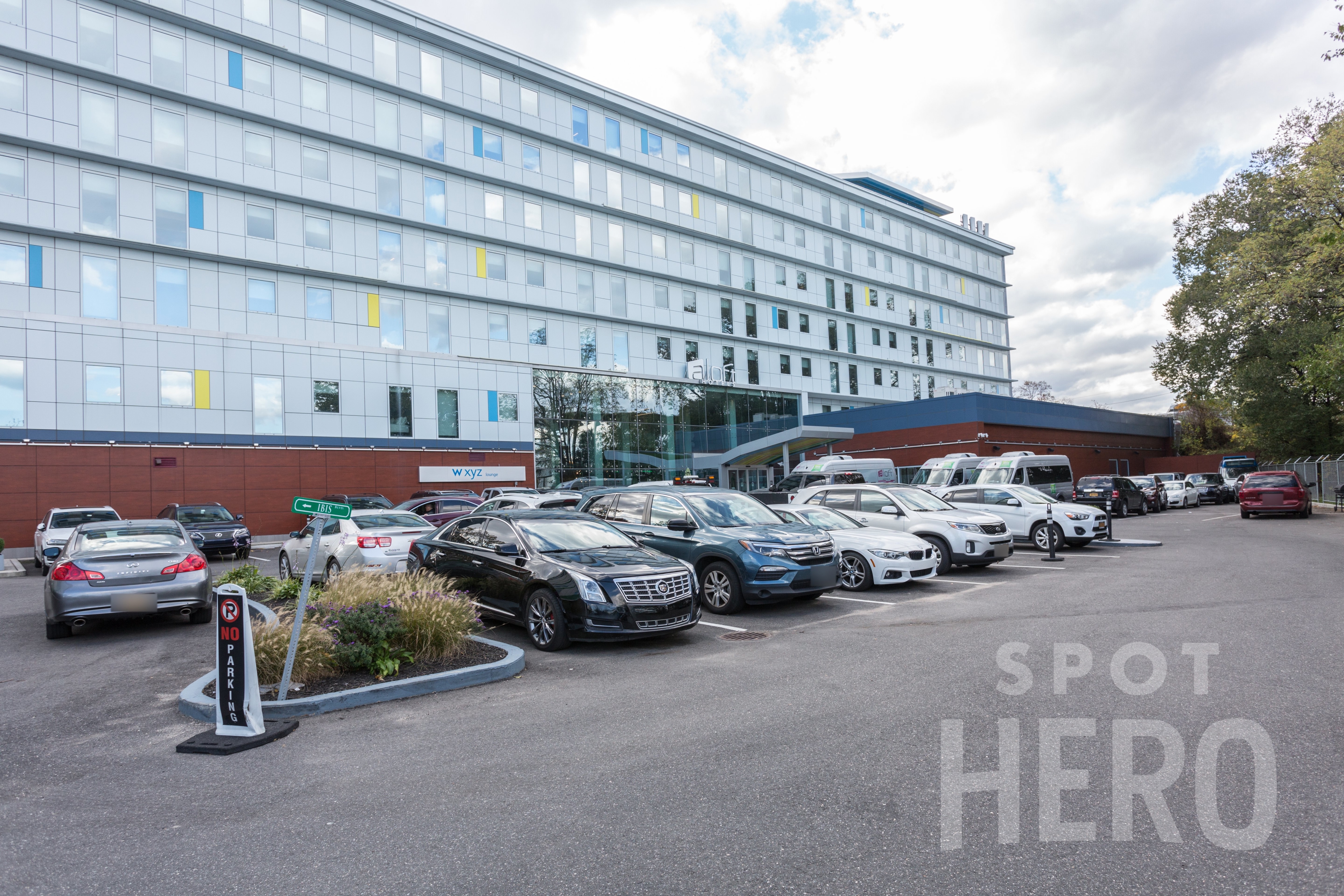 Photo of Aloft LGA - Uncovered Self Park