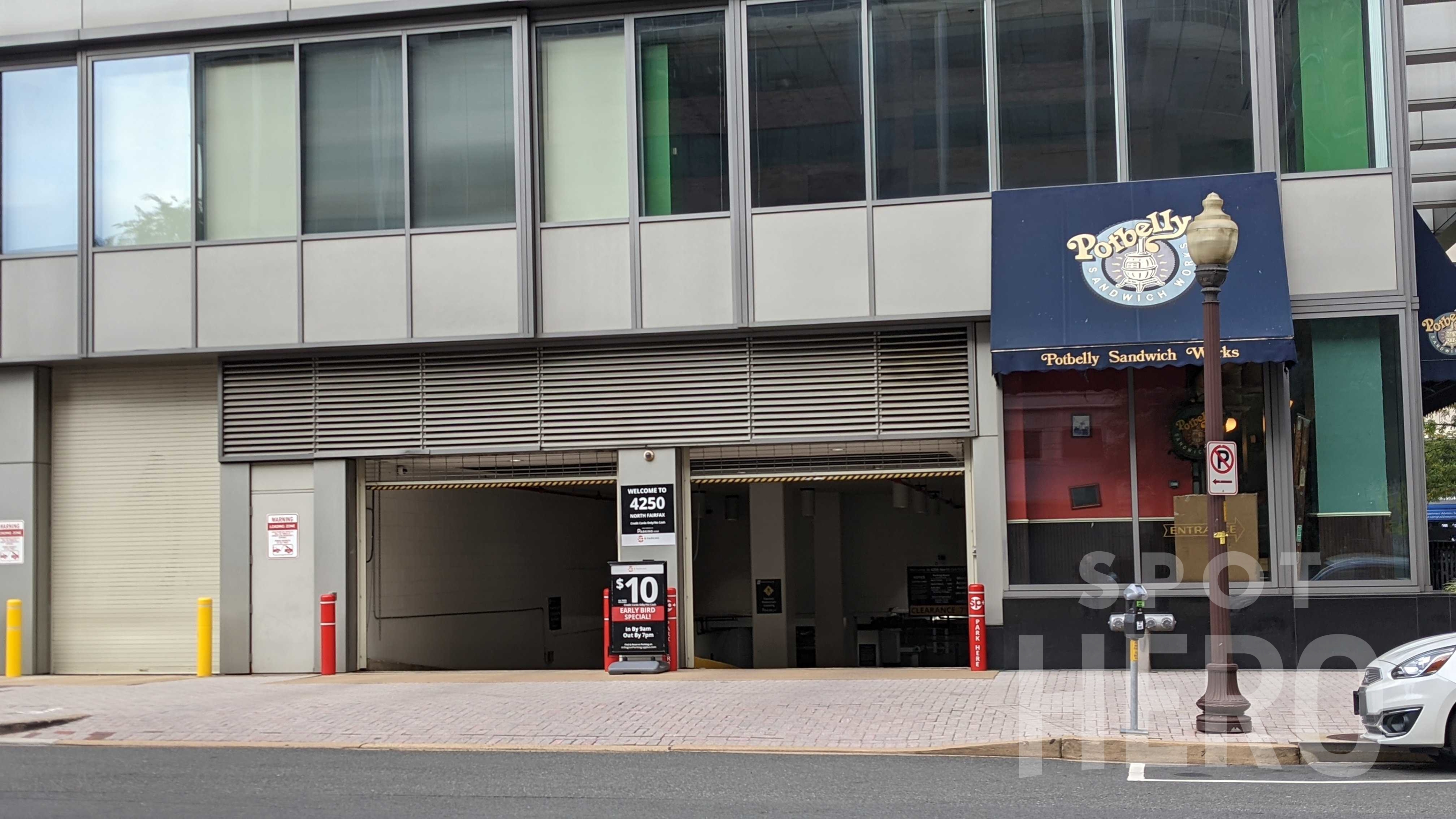 Photo of 909 N Taylor St (4250 N Fairfax Dr) - Garage