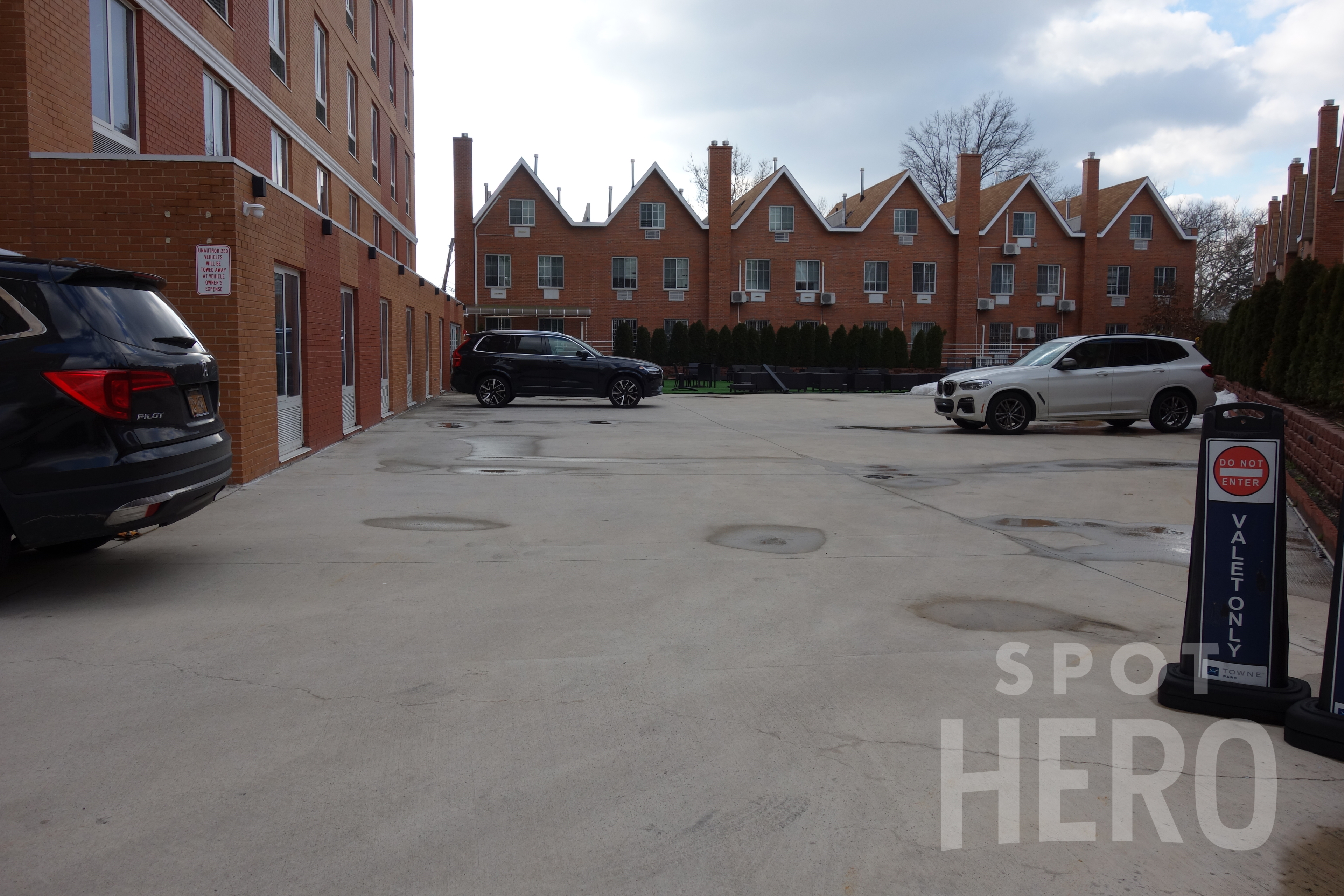 Photo of Courtyard by Marriott New York Queens/Fresh Meadows - LGA Covered Valet