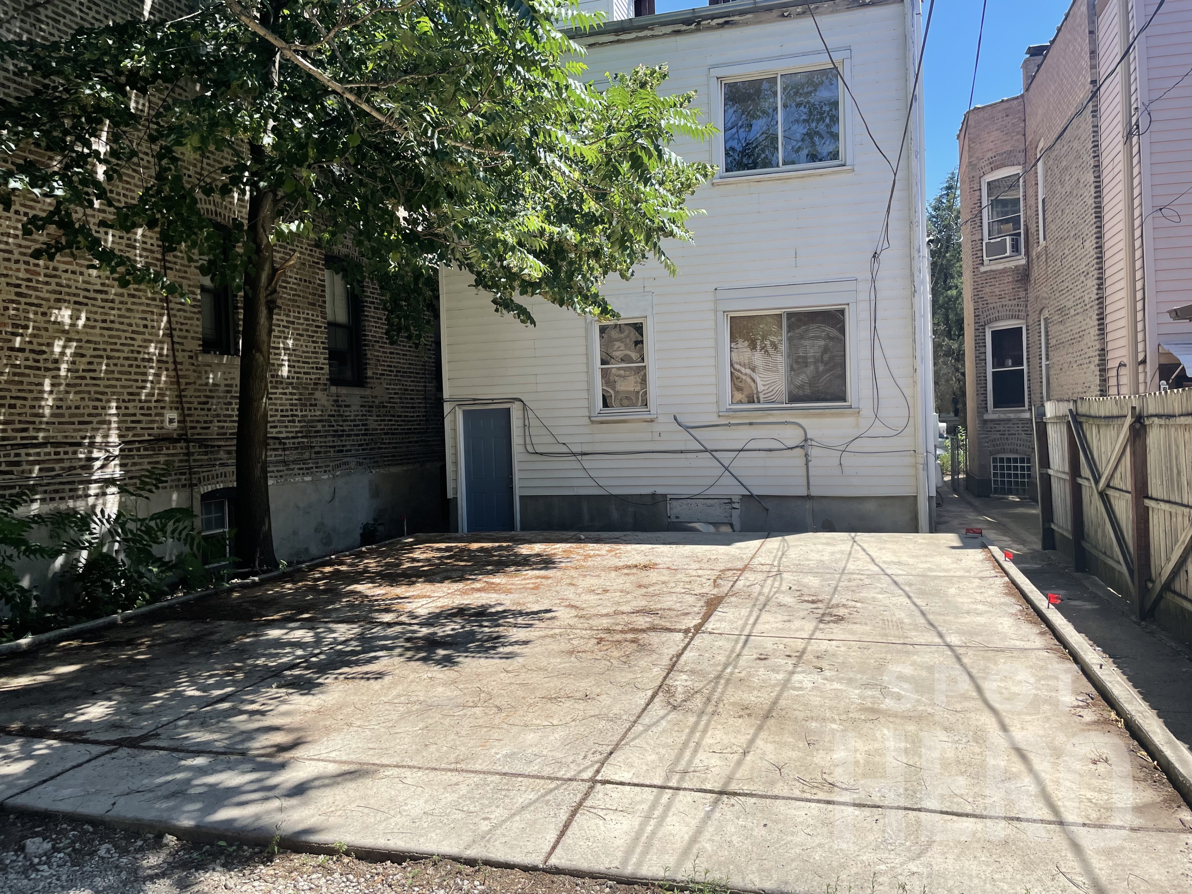 Photo of 1232 W Roscoe St.