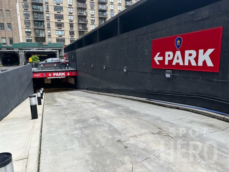Photo of 390 E 40th St (685 1st Ave.) - Valet Garage