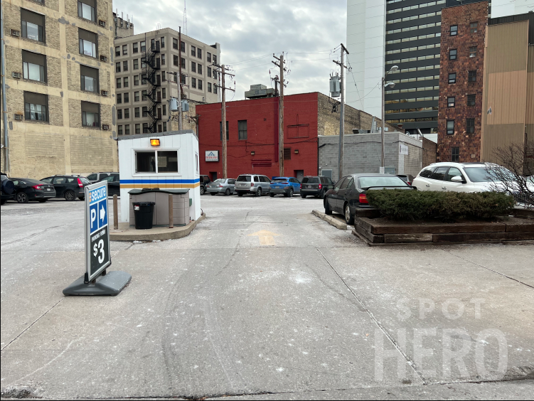 Photo of 864 N Plankinton Ave. - Bonnie's North Lot