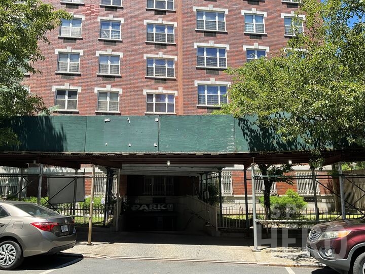 Photo of 3815 Putnam Ave. W -  Valet Garage