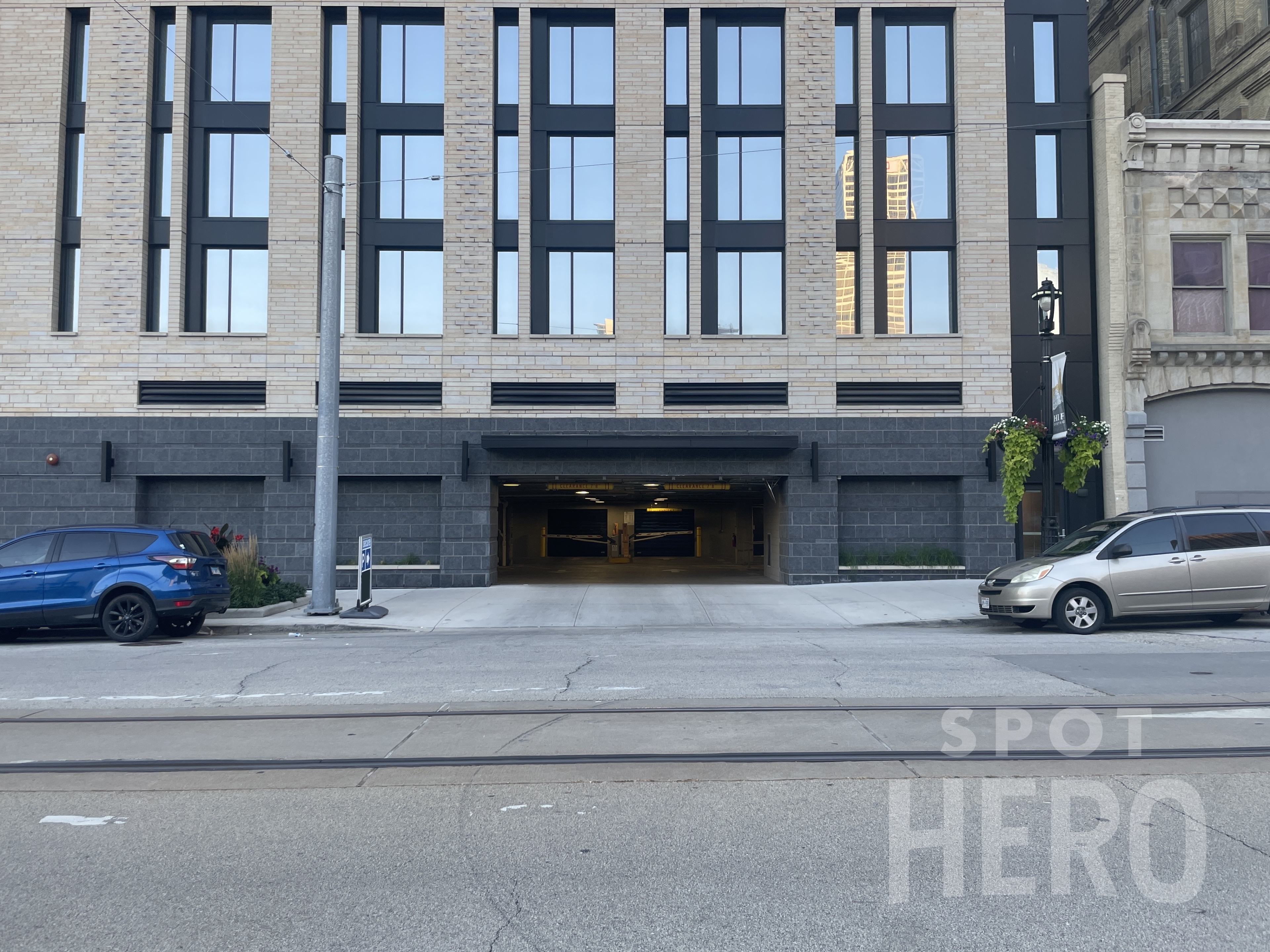 Photo of 511 N Broadway - Garage