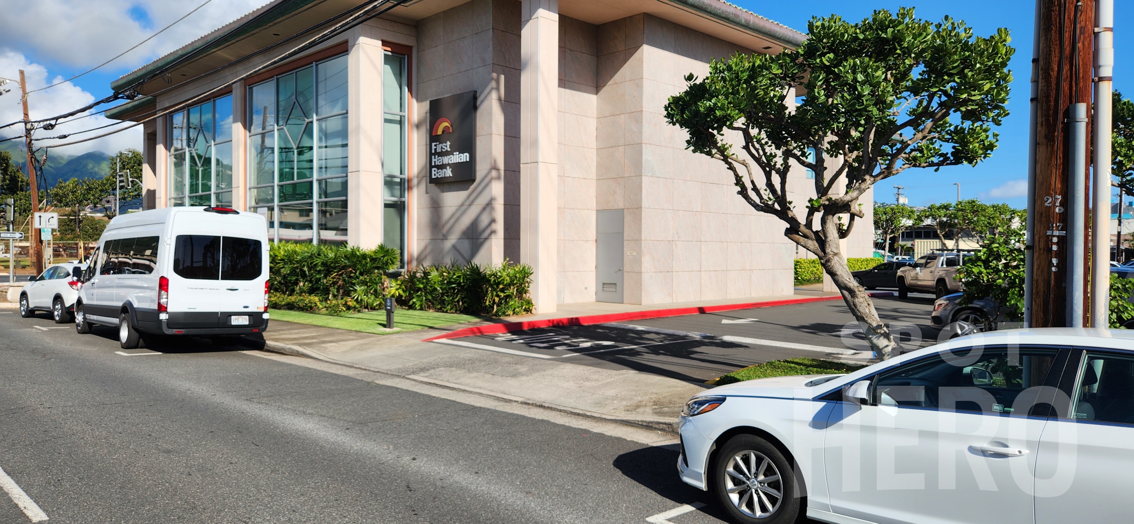 Photo of 931 Isenberg St. (2411 S King St.) - First Hawaiian Bank