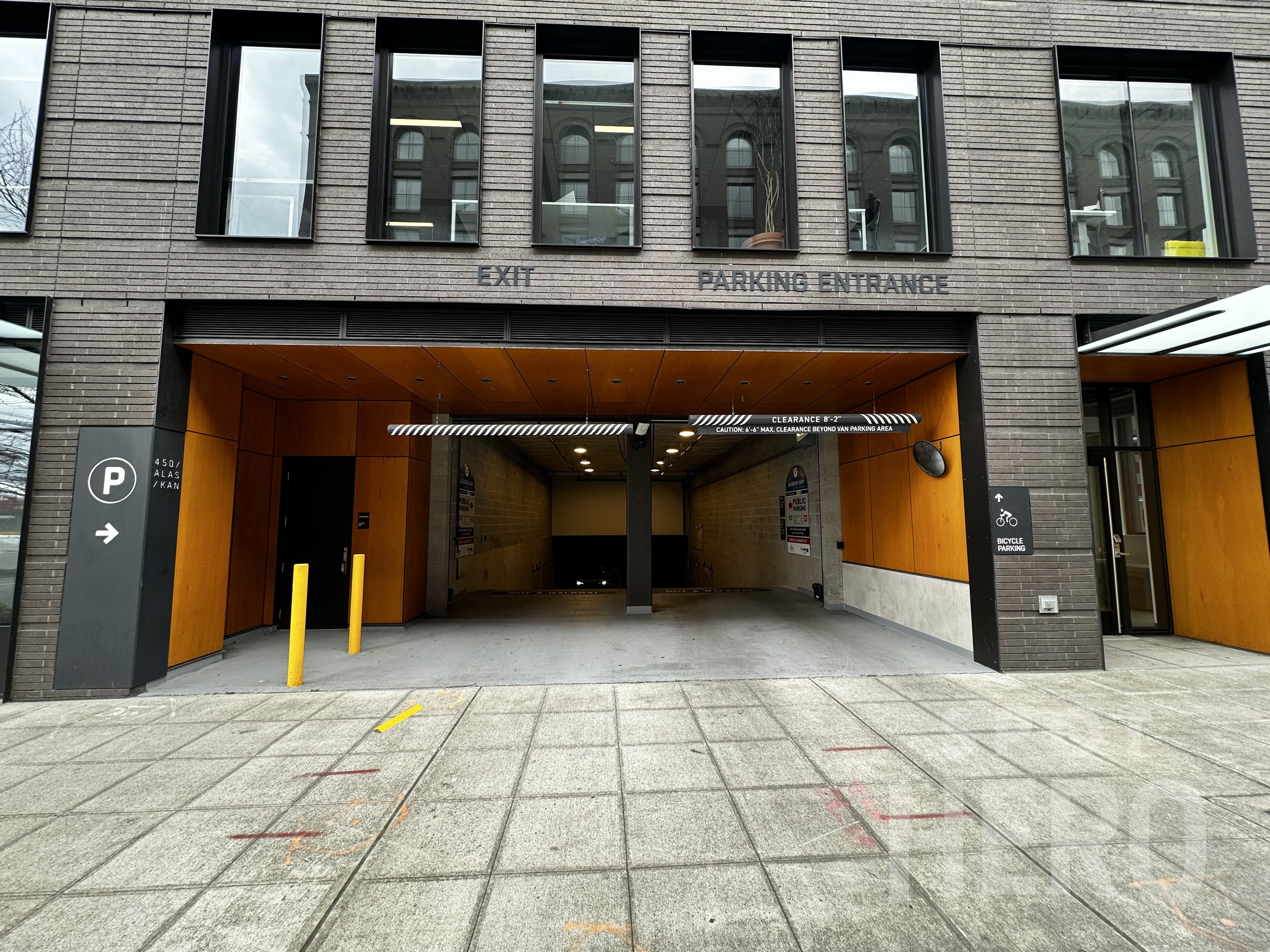 Photo of 76 S King St. (450 Alaskan Wy. S) - Garage