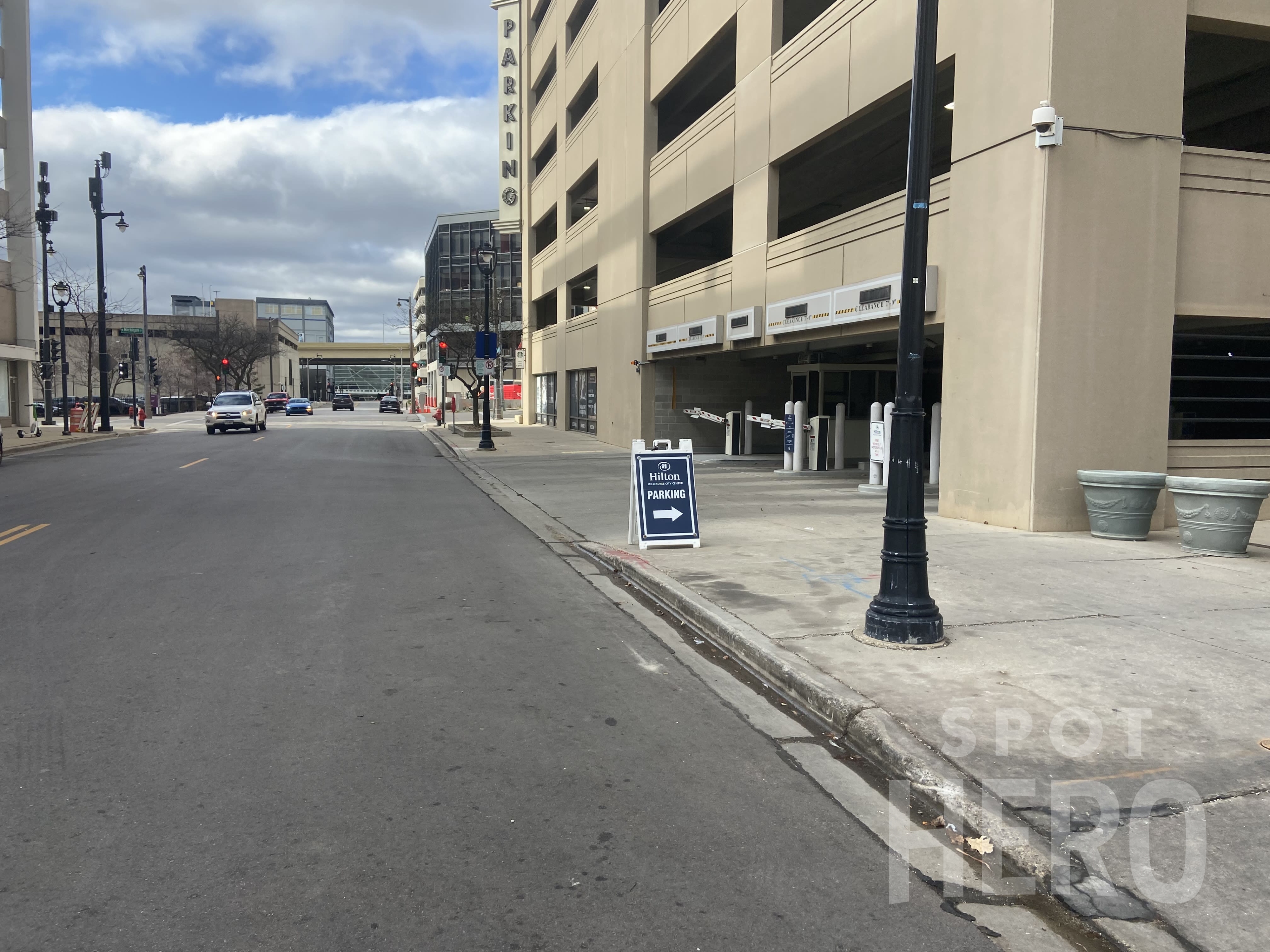 Photo of 631 N 5th St (509 W Wisconsin Ave) - Hilton Milwaukee City Center Garage