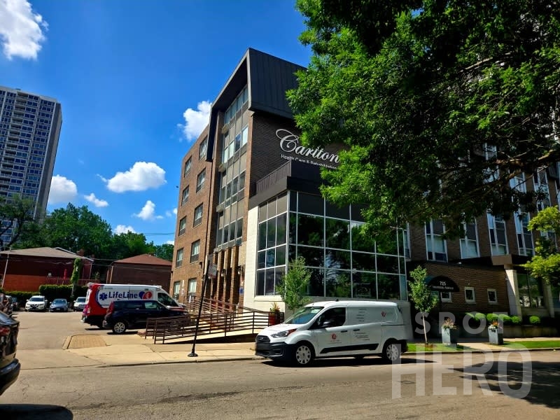 Photo of 725 W Montrose Ave. - Valet Lot