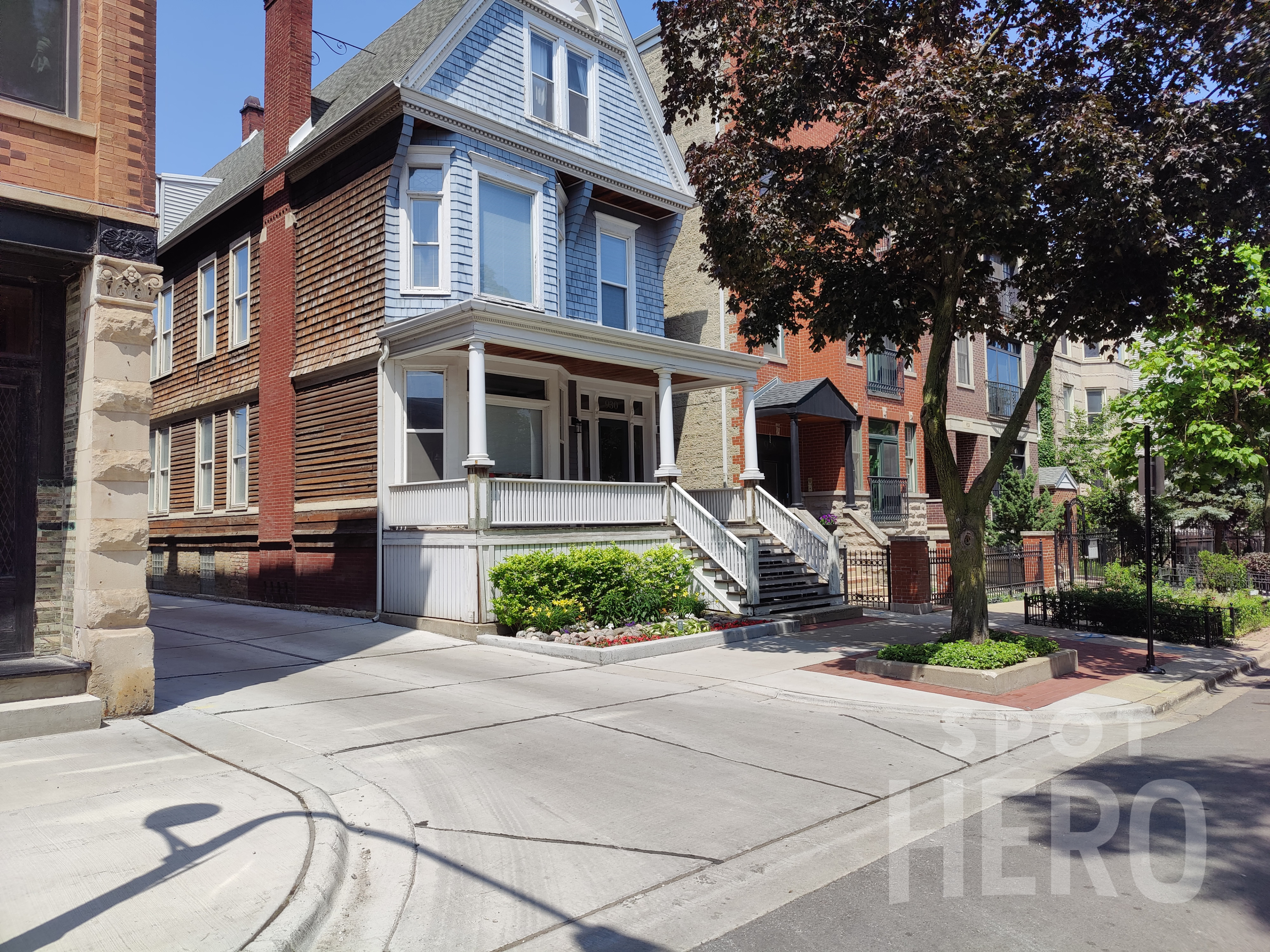 Photo of 916 W Roscoe St.