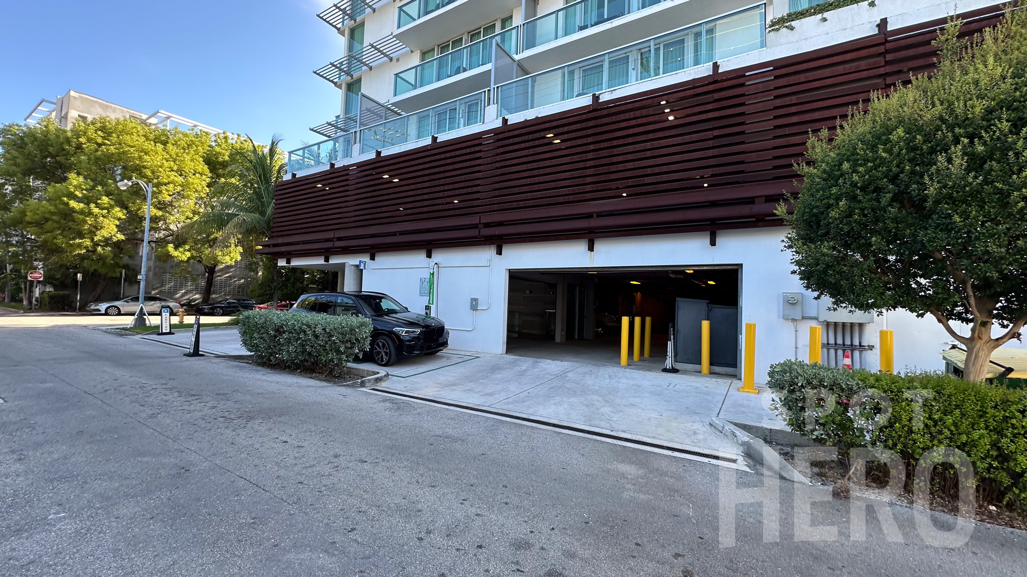Photo of 1201 Alton Ct. (1215 West Ave.) - ABAE Hotel Valet Stand