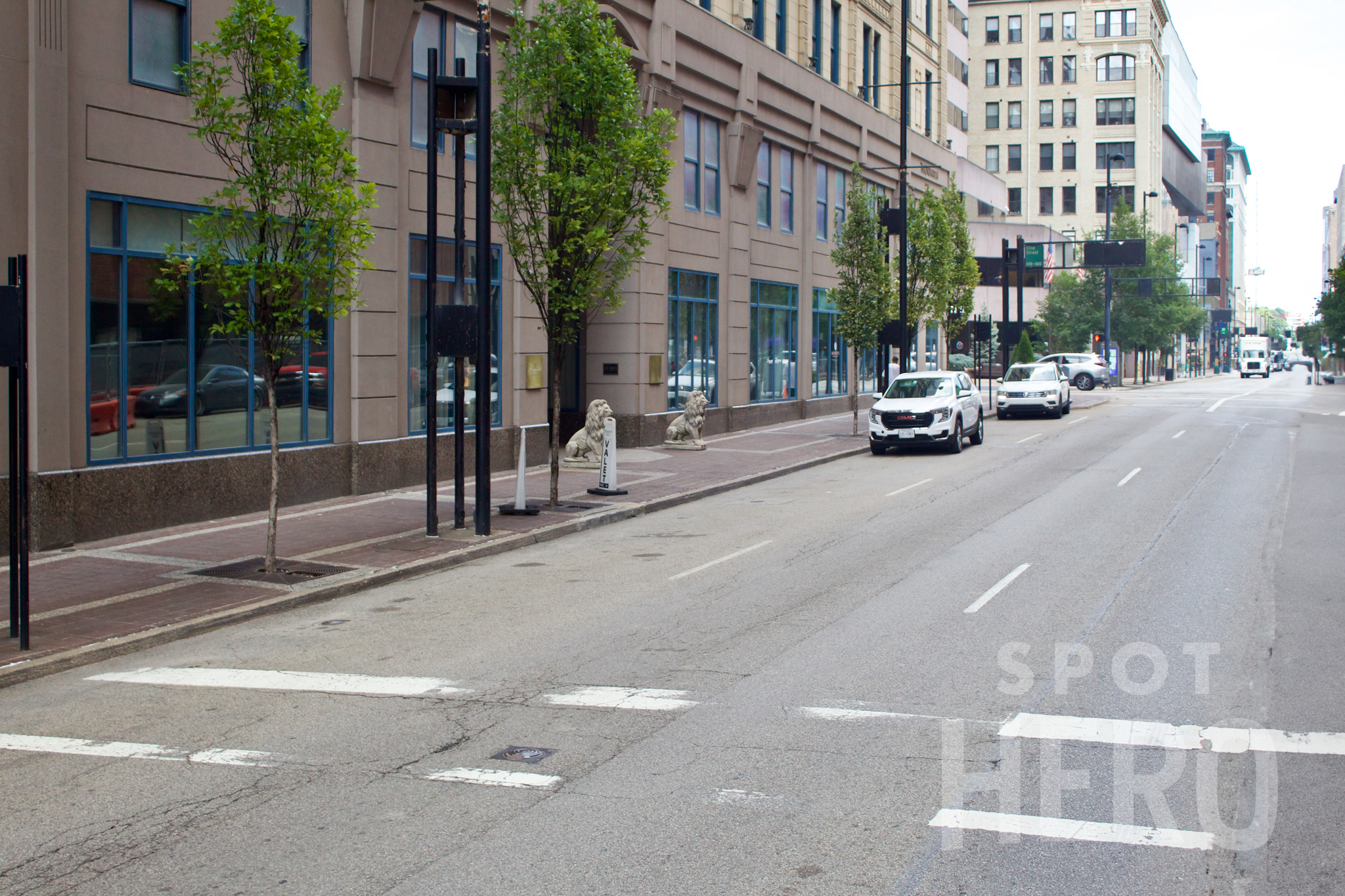 Photo of 9 W 6th St. (601 Vine St.) - The Cincinnatian Hotel - Valet