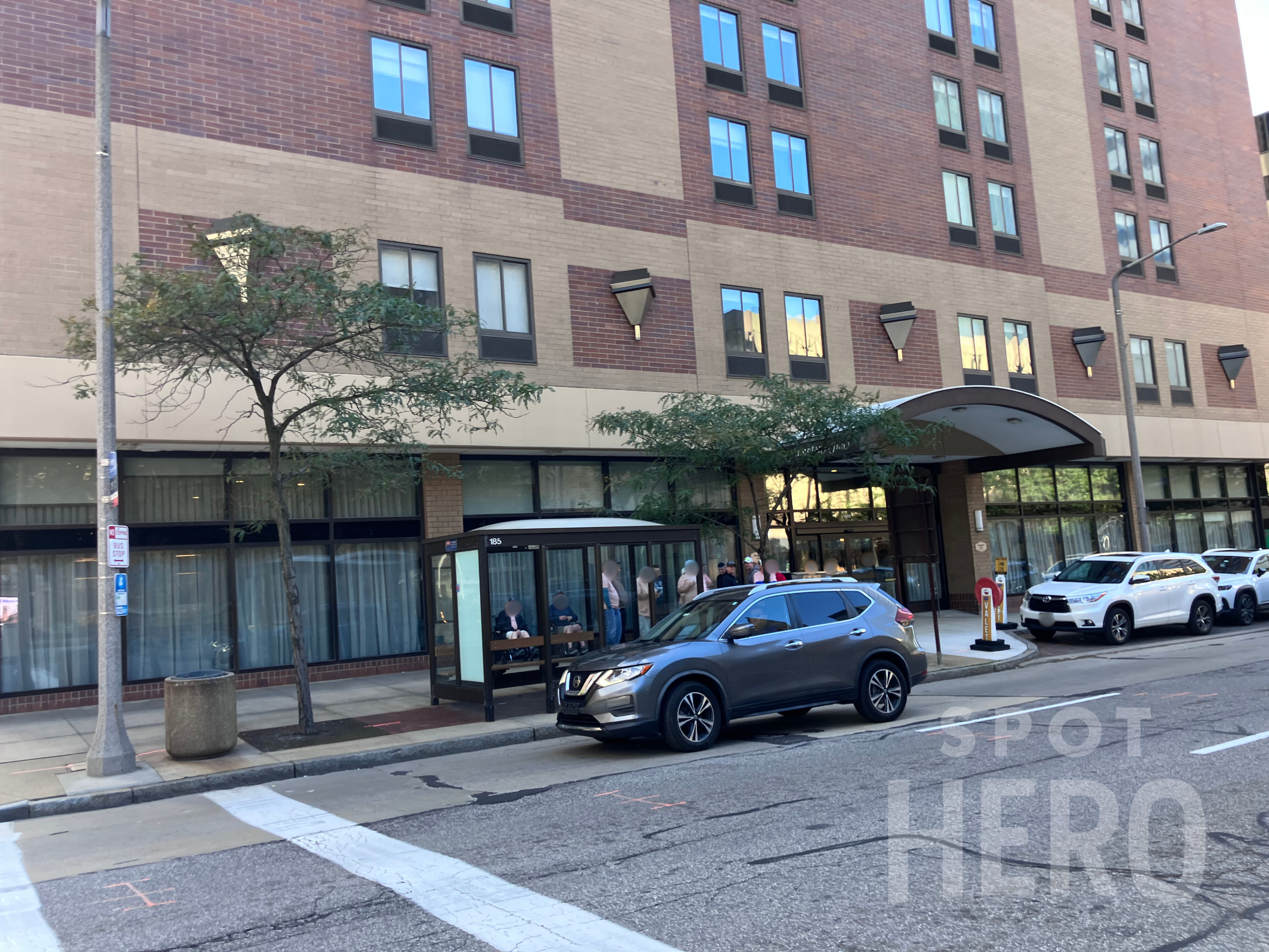 Photo of 1460 E 9th St. - Hampton Inn Valet Stand