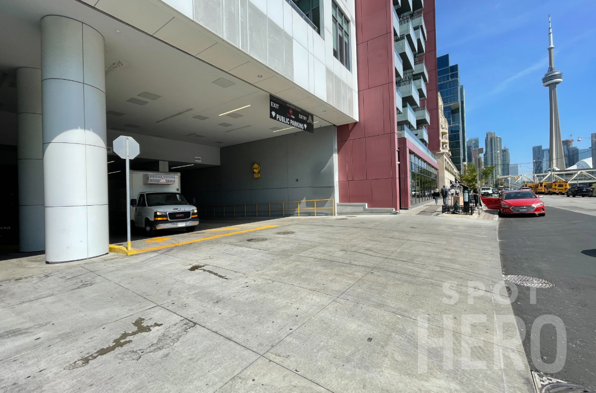 Photo of 576 Front St. W - Garage