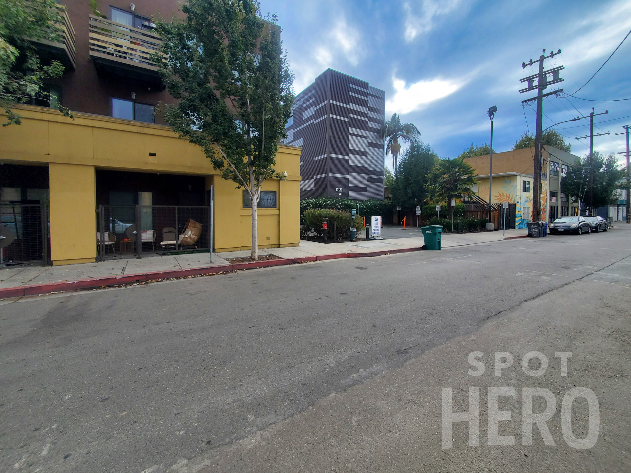 Photo of 454 24th St. (2335 Broadway) - The Hive Lot