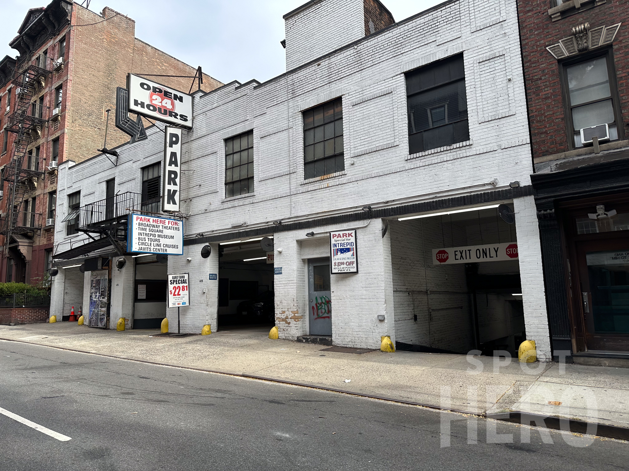 Photo of 415 W 45th St.  - Garage