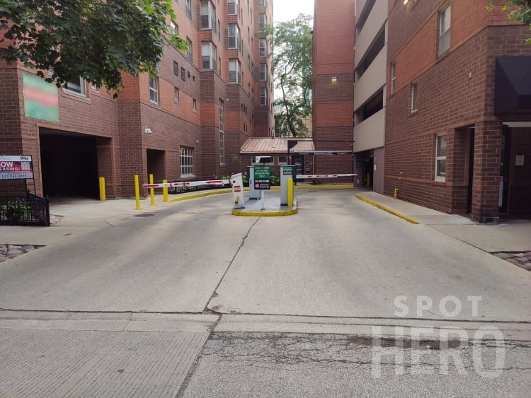 Photo of 854 N Clark St. (100 W Chestnut St.) - Garage