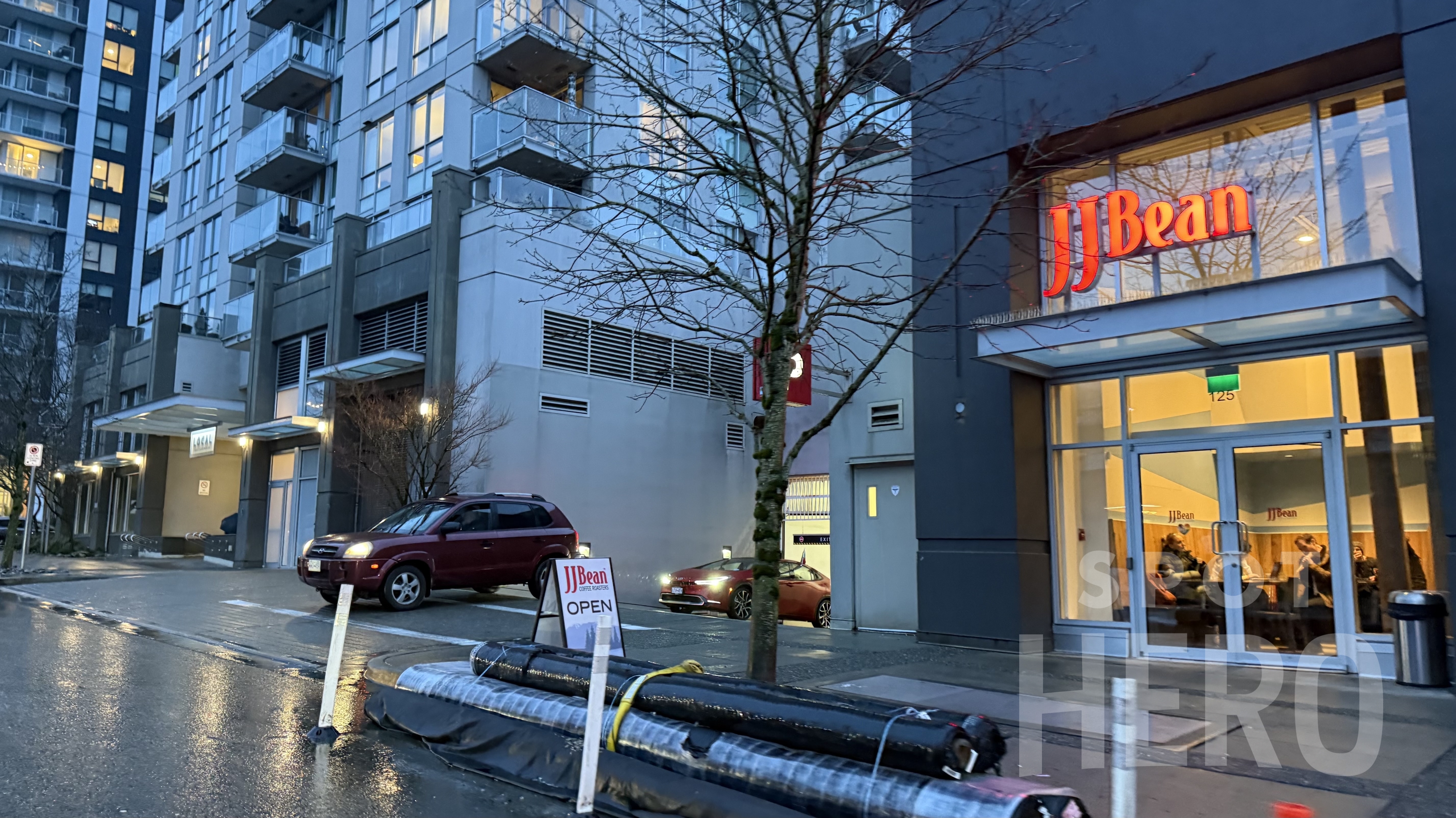 Photo of 125 17th St. E (1650 Lonsdale Ave.) - Garage