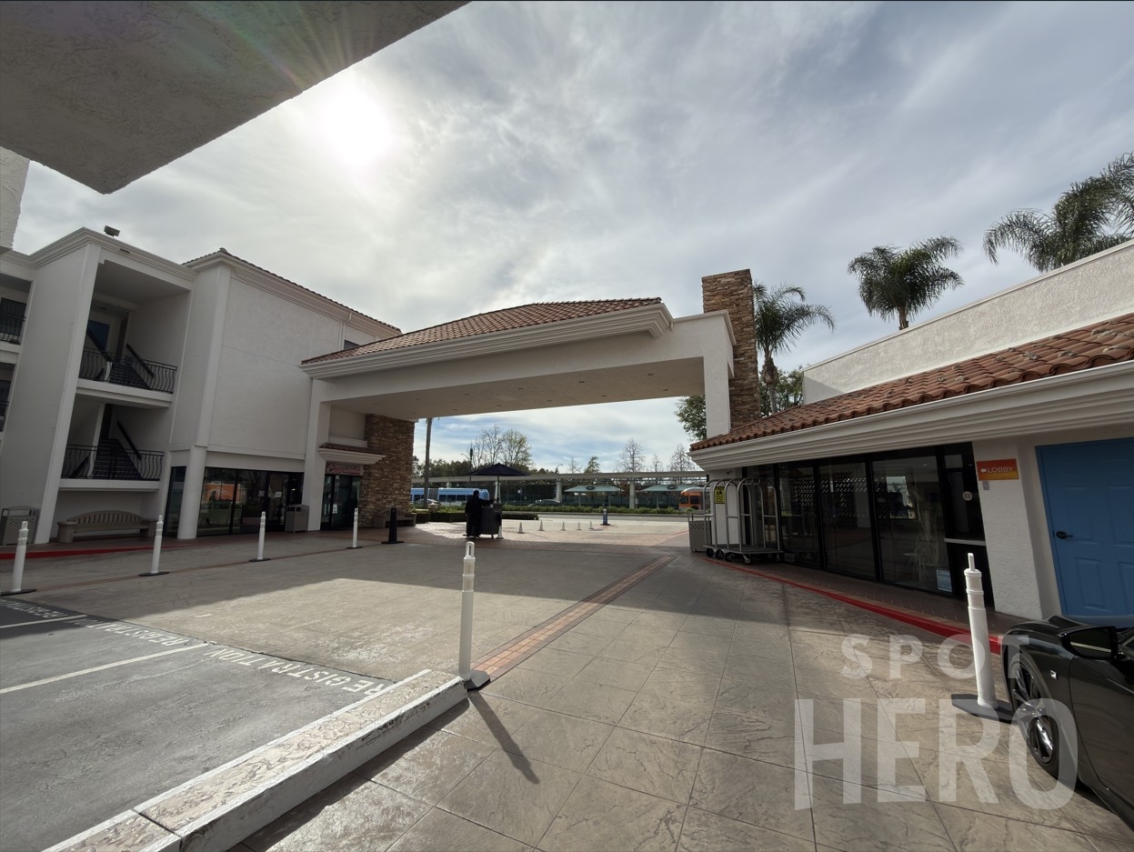 Photo of 1540 S Harbor Blvd. - Tropicana Inn & Suites Valet Stand