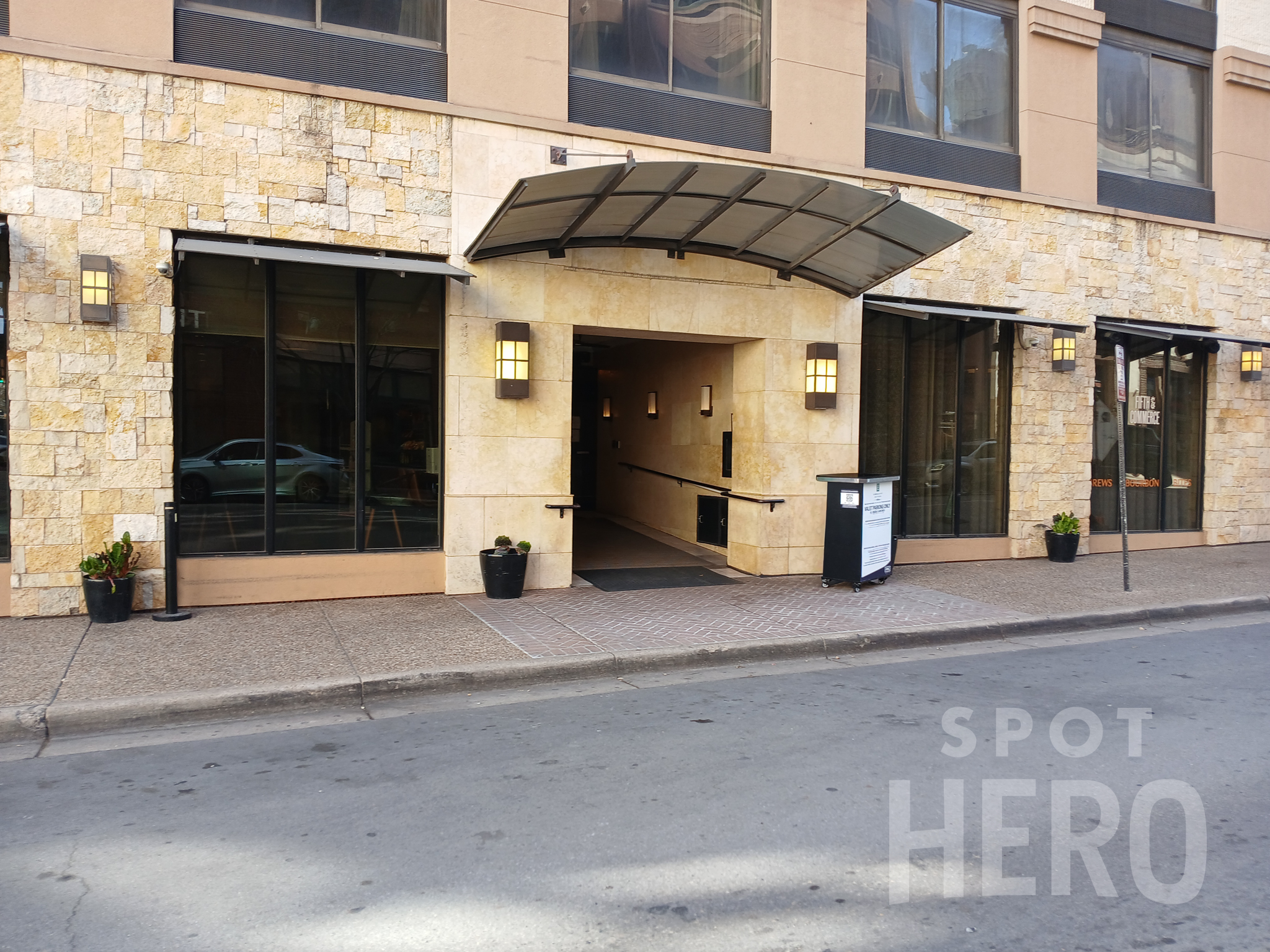 Photo of 180 E 5th St. (600 Commerce St.) - Embassy Suites by Hilton Fort Worth Valet Stand