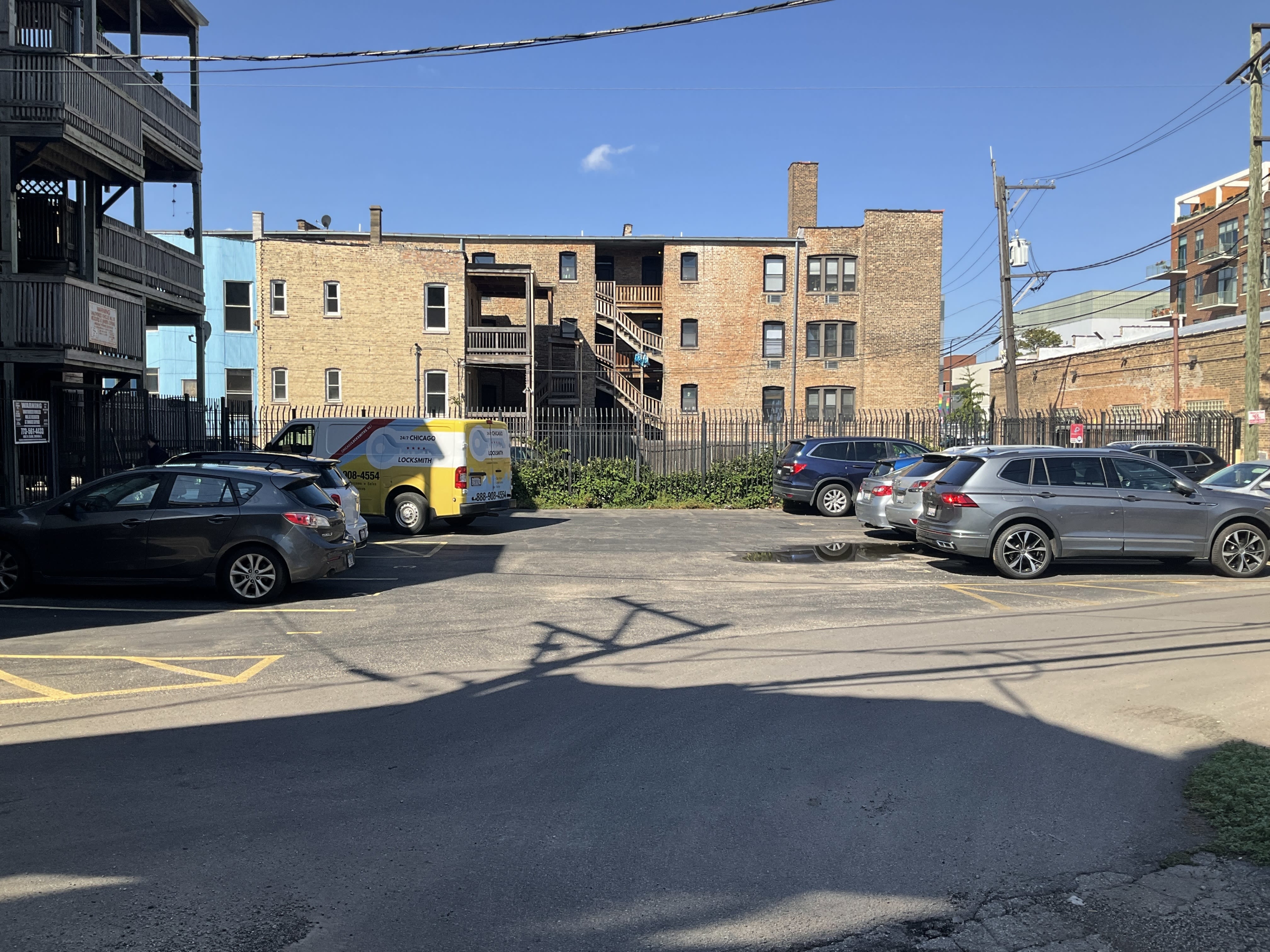 Photo of 728 W Addison St. - Spot #3