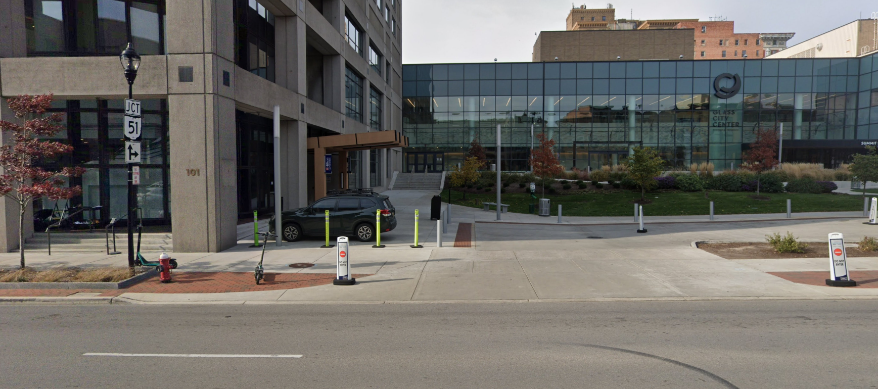 Photo of 101 N Summit St. - Hilton Garden Inn Toledo Downtown Valet Stand