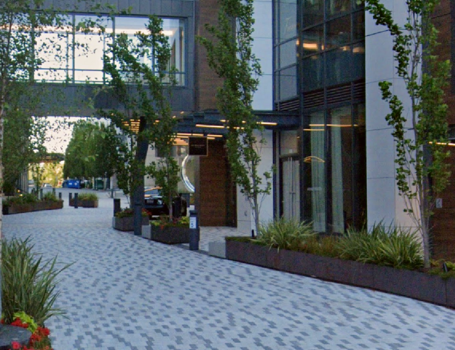 Photo of 850 Ave. Sq. NE - Intercontinental Bellevue Valet Stand
