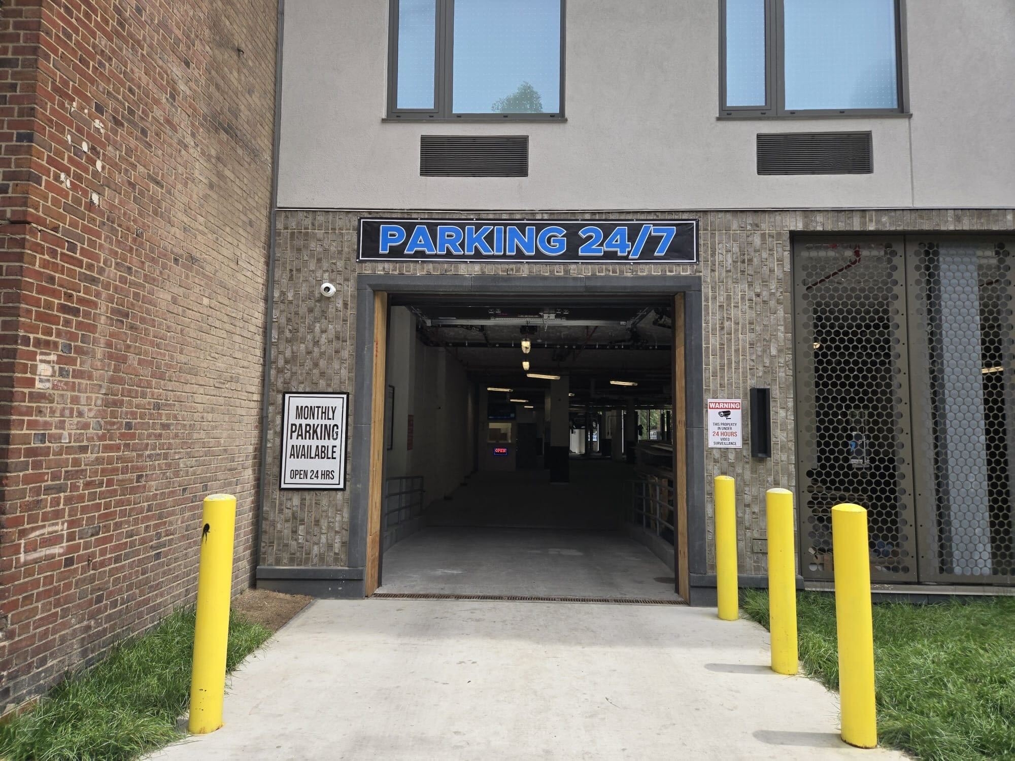 Photo of 4560 Broadway. (4568 Broadway) - The Park Overture Garage